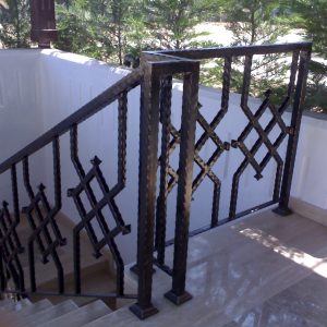 Kalın merdiven korkuluğu desenli